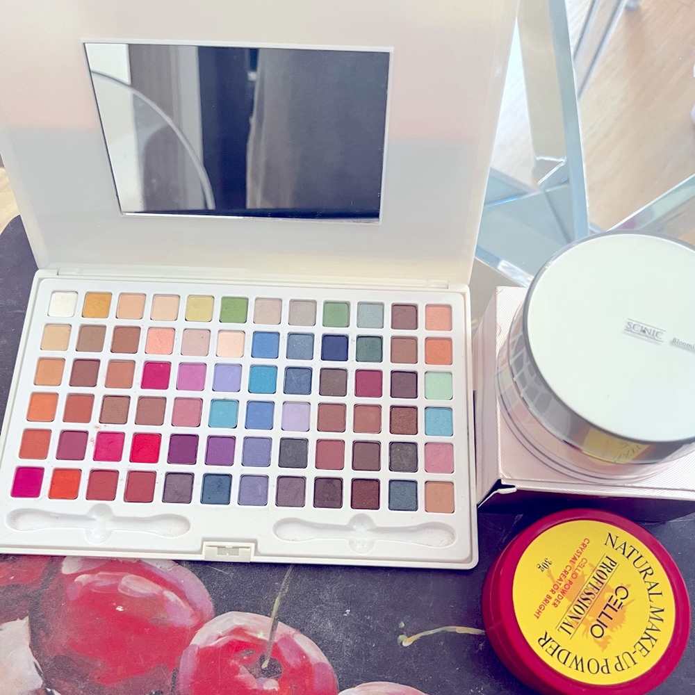 1 x 72 color eyeshadow kit and  2 x 30g loose powder